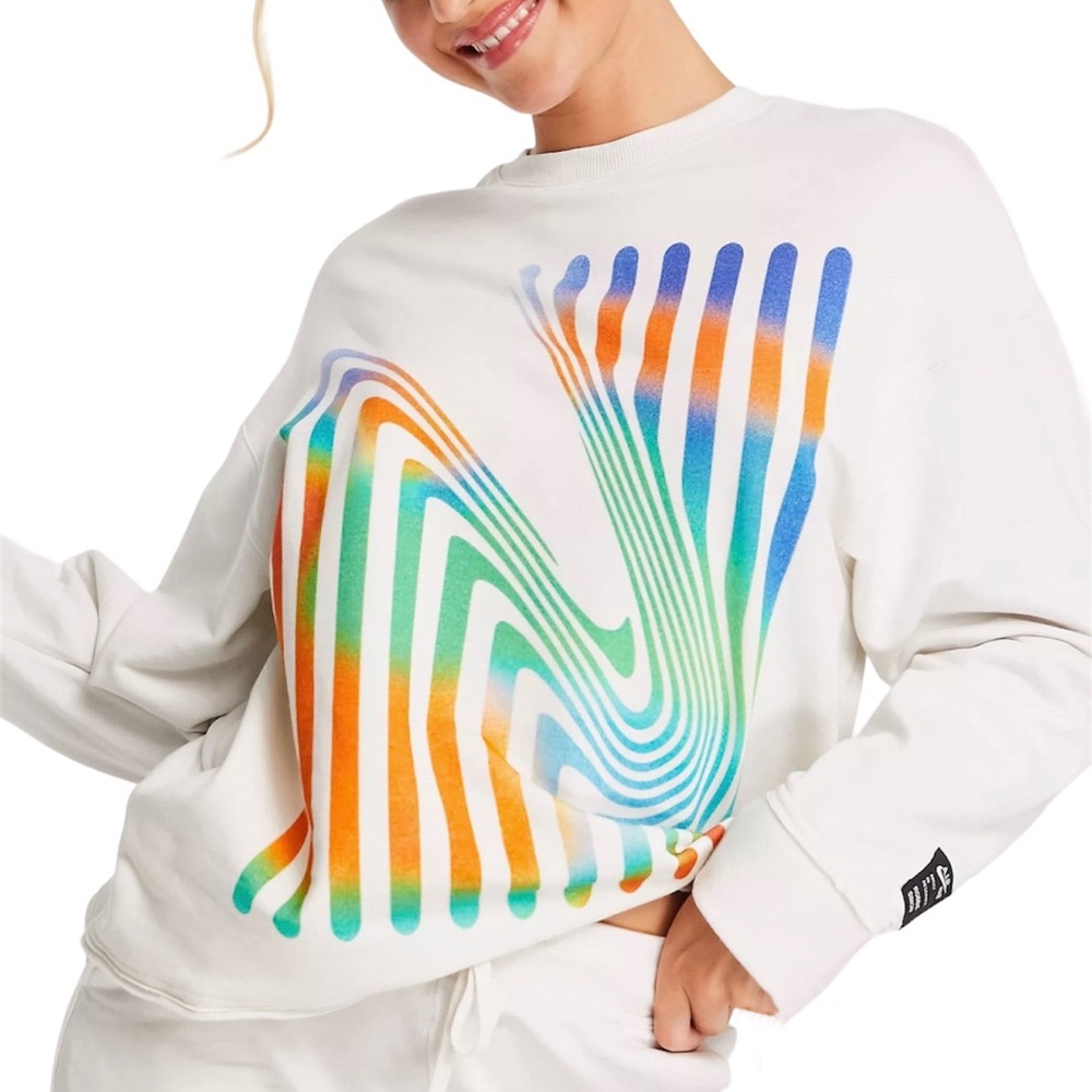 Nike Cream Crewneck Sweater with Modern Design